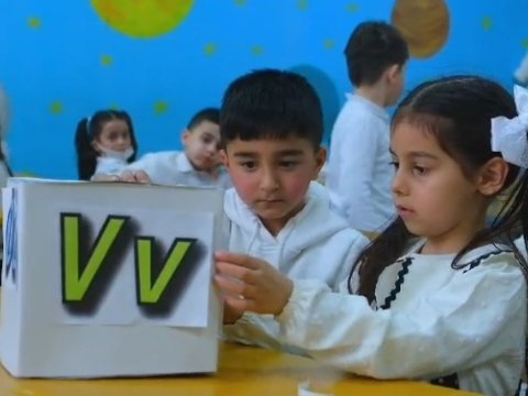 Müəllim şagirdlərə dilimizi bu cür sevdirir...