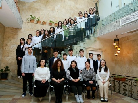 Məktəblilər “Ədibin Evi”ndə ana dili mövzusunda müzakirə aparıblar