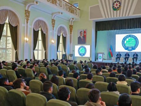 UNEC rektoru akademik borcu olan tələbələrlə görüşüb