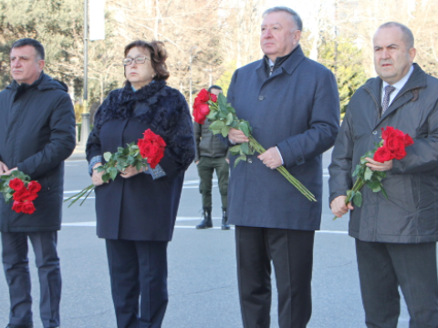 Dövlət İmtahan Mərkəzinin rəhbərliyi Xocalı abidəsini ziyarət edib