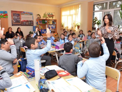 Müxtəlif məktəb müəllimləri bir məktəbdə nümunəvi dərslər keçib