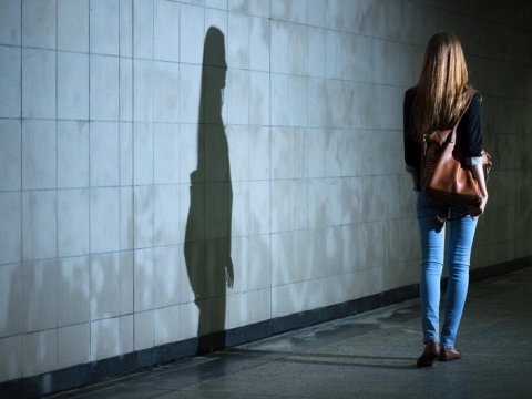 17 yaşlı qız itkin düşüb