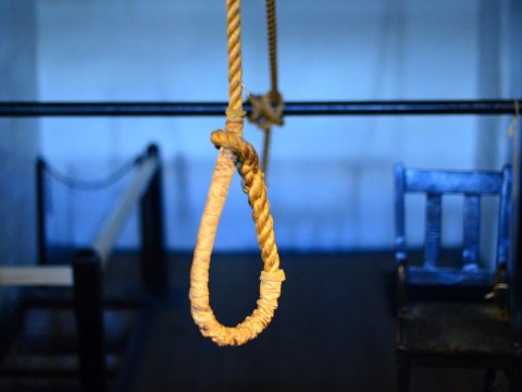 13 yaşlı qız intihar etdi