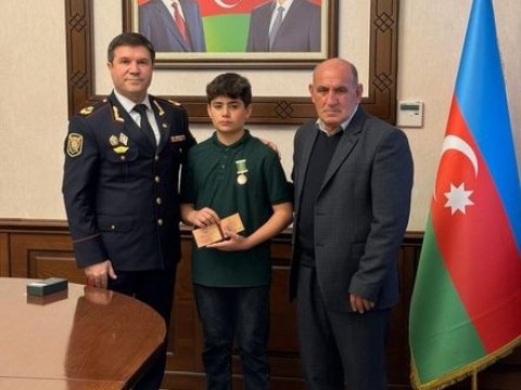  Həlak olan polisin medalı azyaşlı oğluna verildi - FOTO   