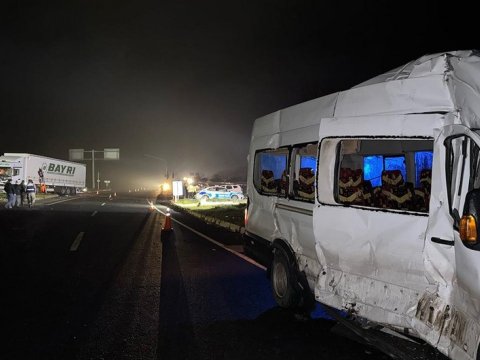 Türkiyədə yük maşını ilə məktəbli mikroavtobusu toqquşub