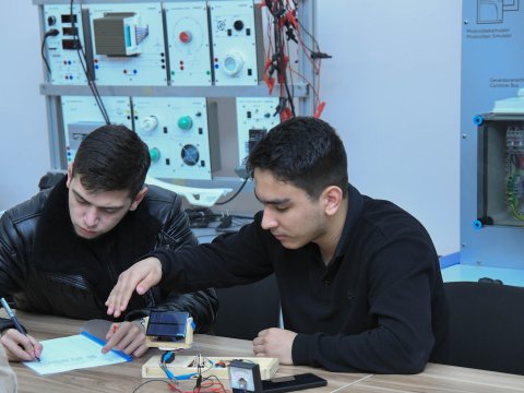 BMU tələbələri günəş enerjisi ilə bağlı yeni qurğu hazırlayıb