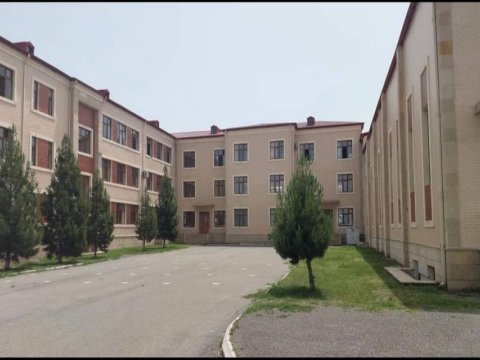 Məcburi köçkün məktəbinə yerli şagirdlərin qəbul edilməməsinə aydınlıq gətirilib