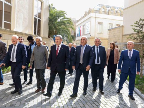 Nobel Sülh mükafatçısı Məhəmməd Yunus UNEC-də olub