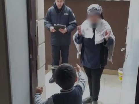 Qapı arxasında qalan 4 yaşlı uşaq belə xilas edildi - Video