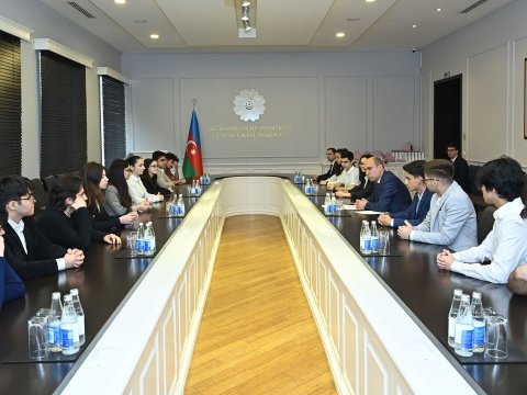 Emin Əmrullayev olimpiada qalibləri ilə görüşüb