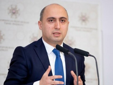 Nazir şagirdlərə riyaziyyat dərsi keçdi  