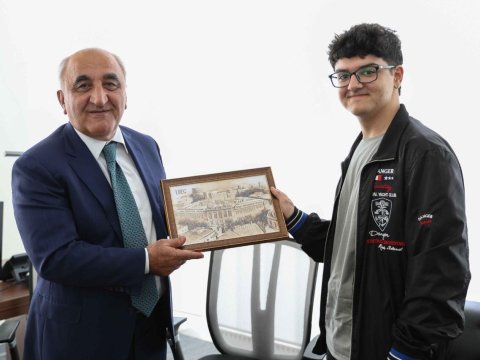 Rektor imtahanında maksimum bal toplayan şagirdlə görüşüb