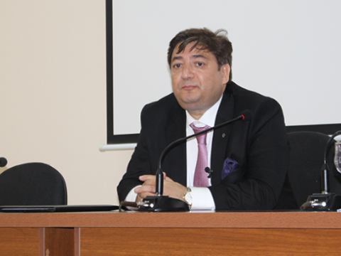 Professor: Öyrədən öyrənəndən az əmək haqqı ala bilməz!