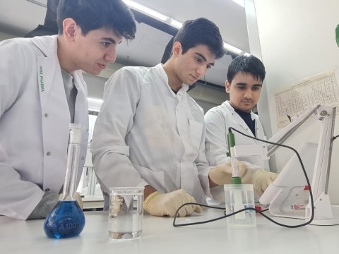 UFAZ-da laboratoriya dərsləri keçirilib
