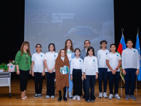 Coğrafiyaçı alimlər məktəblilərlə görüşüb