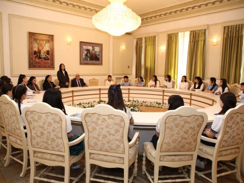 Şagirdlər Xalq yazıçısı ilə görüşüb