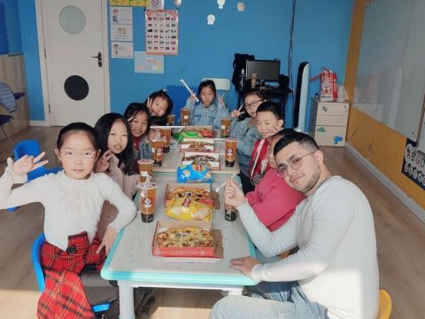 Vyetnamdakı azərbaycanlı müəllim: “Burada şagirdlər müəllimə baş əyirlər” - MÜSAHİBƏ