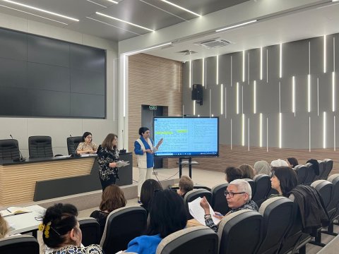 İngilis dili fənni üzrə ekspertlərlə görüş keçirilib