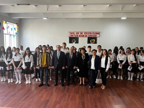 AzMİU-nun Təbliğat-təşviqat qrupu şagirdlərlə görüşdədir
