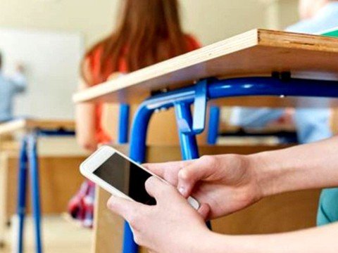 Hökumət məktəblərdə mobil telefonları qadağan etdi