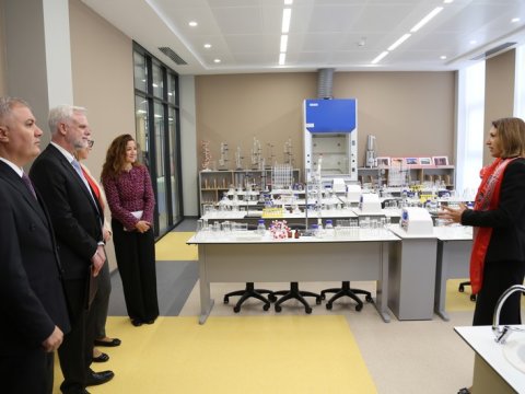 ABŞ səfiri Füzulidə məktəbə baş çəkdi