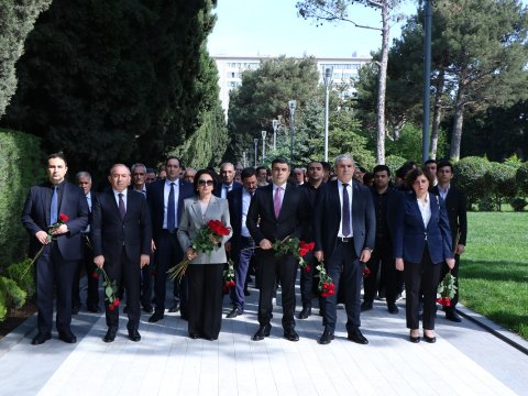 AzMİU kollektivi Ulu Öndər Heydər Əliyevin məzarını ziyarət edib