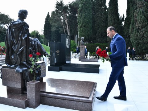 ADNSU-nun kollektivi Ümummilli Lider Heydər Əliyevin məzarını ziyarət edib