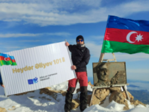 Dövlət İmtahan Mərkəzinin əməkdaşları Heydər Əliyev zirvəsinə yürüş ediblər