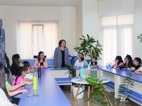 Əlilliyi olan uşaqlara kitablar hədiyyə edilib