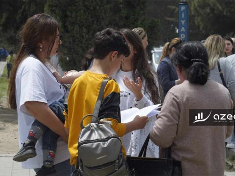 Həyəcanlı şagirdlər və onları təlaşla gözləyən valideynləri – İmtahandan REPORTAJ