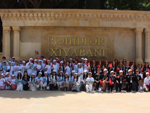 Türk dövlətlərinin məktəbliləri Şəhidlər xiyabanını ziyarət ediblər