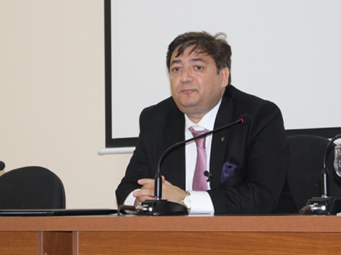 Professor: İnsanlar ən gözəl yaşlarını imtahan verərək keçirirlər