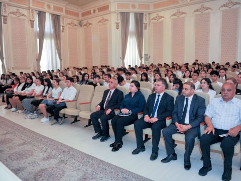 BMU-nun professor-müəllim heyəti abituriyentlərlə görüşüb