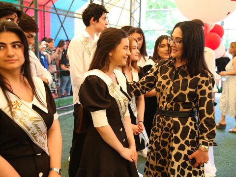 “Məktəbdə..”nin qonaqları məzunları təbrik etdilər