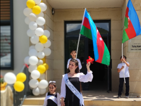 Bu məktəbdən bir məzun oldu