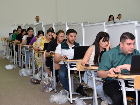 4 mindən çox müəllim imtahana çağırılıb