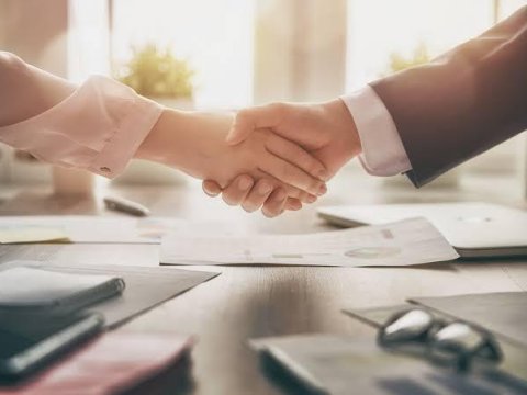 “Universitet 3-5 tələbənin əlini sıxıb, diplom verir, qalanını oktyabra saxlayır”