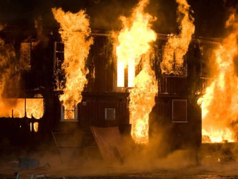 Qəbələdə orta məktəb yanıb