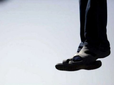 Azərbaycanda müəllim özünü internet xəttinin dirəyindən asdı