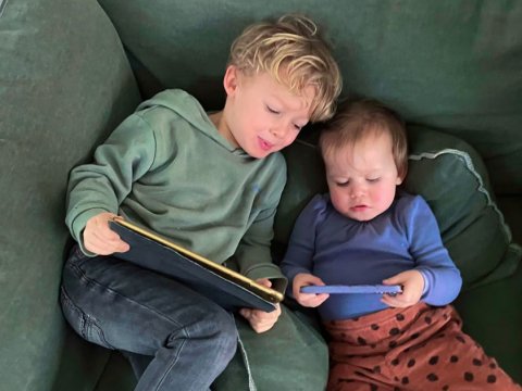 İsveç hökuməti məktəblərdə smartfonları qadağan edir  