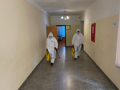 Bit-birə basdığı deyilən məktəb dezinfeksiya olunub - Foto