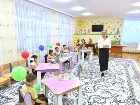 Uşaqlar evinin birincilərini məktəbə ahıllar aparıb