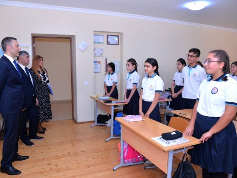 Nazirliyin rəsmiləri paytaxt məktəblərindəki ilk dərs günündə