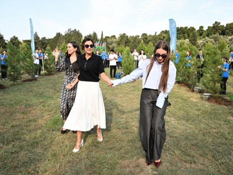 Mehriban Əliyeva ağacəkmə aksiyasında -&nbsp;FOTOLAR