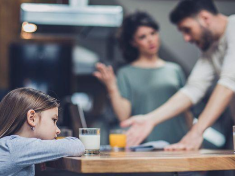 Psixoloq: Bəzi ailələrin uşaqları sevgisiz böyüyür - Səbəb nədir?