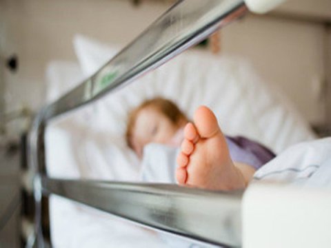 5 yaşlı qızın üzərinə dəmir qapı düşdü