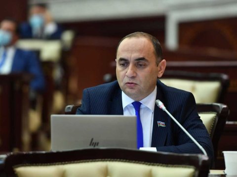 Deputat:Təhsili şouya çevirmək olmaz