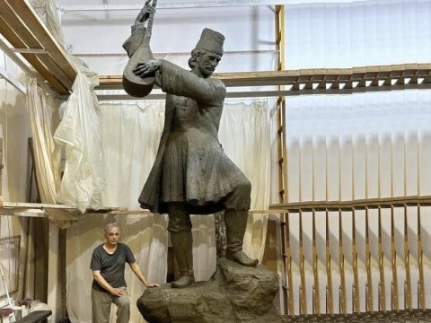 Aşıq Ələsgərin heykəlini&nbsp;yonan rektor&nbsp;-&nbsp;O daha kimlərə abidə hazırlayıb...