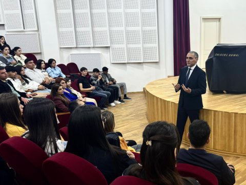 Qarabağ Universitetinin rektoru tələbələrlə silsilə görüşlər keçirib
