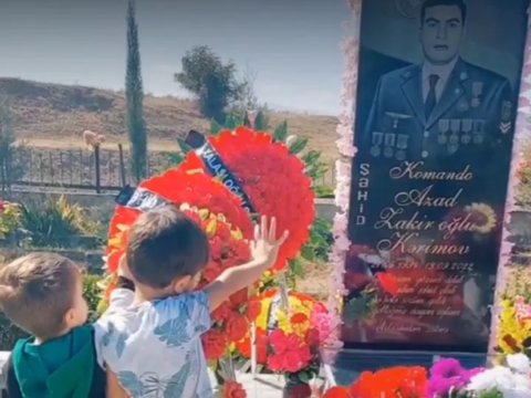 Şəhid övladları atalarının məzarı ilə DANIŞDI -&nbsp;VİDEO